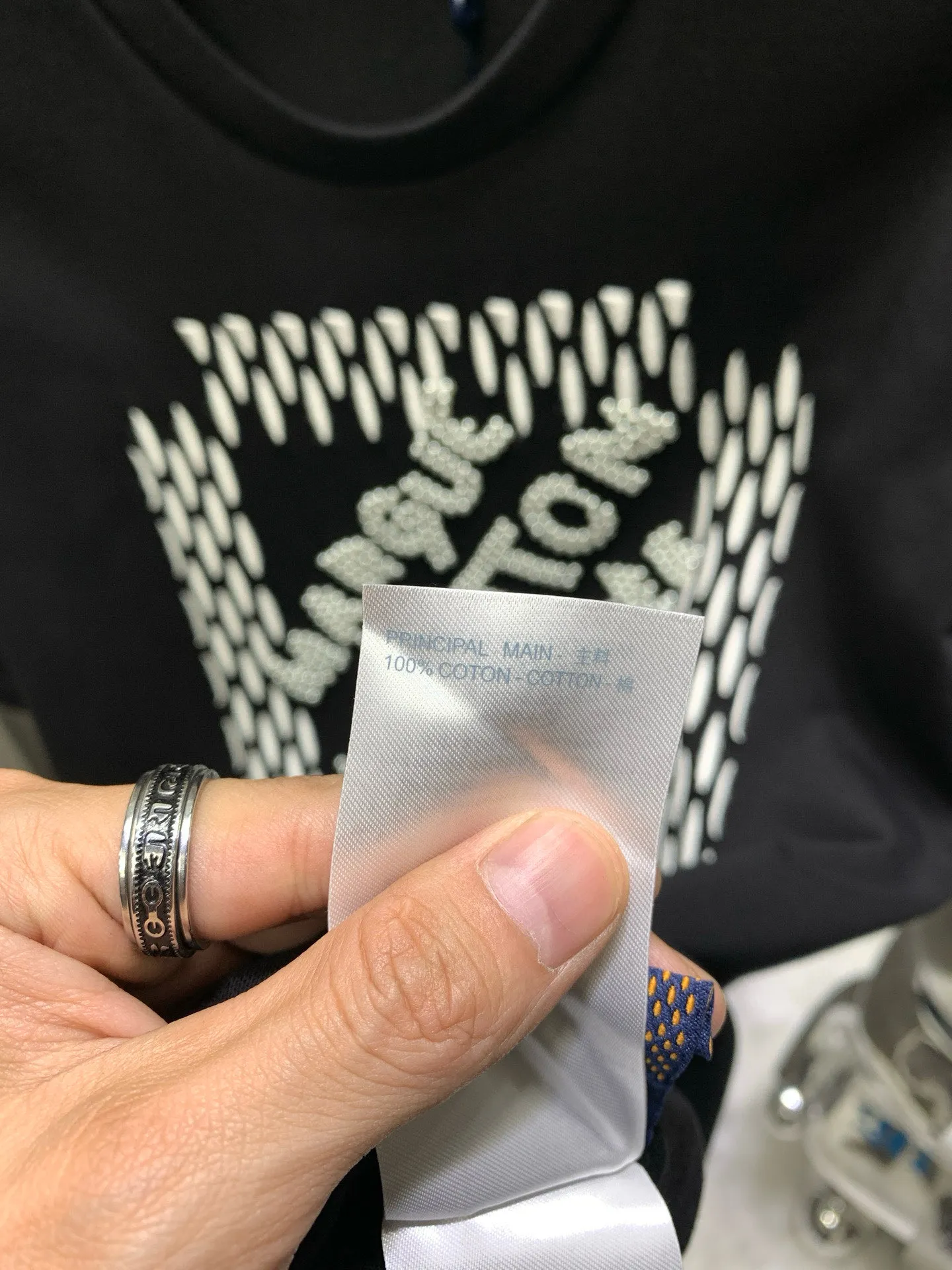 🅿️280 🀄️ Louis Vuitton Louis Vuitton 1V Louis Vuitton 2025FW The most expensive embroidered/pearl beaded half-sleeved T-shirt in history. This cotton T-shirt is from the 2025 spring and summer show. It shows the latest designer Pharrell Williams/Fei Dong's Marque L. Vuitton déposée logo created by citing the brand archives. Beaded embroidery and delicate silk threads highlight the dandy theme of the season. The reverse-effect beaded embroidered label injects a trendy look into the casual look. The fabric is made of 40s double-ply combed cotton + long-staple cotton blended compact siro-spun yarn. The weight is 280g. The front panel is embroidered with Tajima embroidery machine imported from Japan. Thick rubber pad base polyester mercerized three-dimensional hemming embroidery. Each bead is hand-pointed. A cardboard mold is opened. A single cut piece is powder-swept for precise positioning. The beads are made with 4-mile round pearlescent white bubble beads and are hand-crocheted. All single beads are tied with hooks and threads to ensure they are in the right position to sweep the powder, which is different from the ordinary beaded versions on the market.